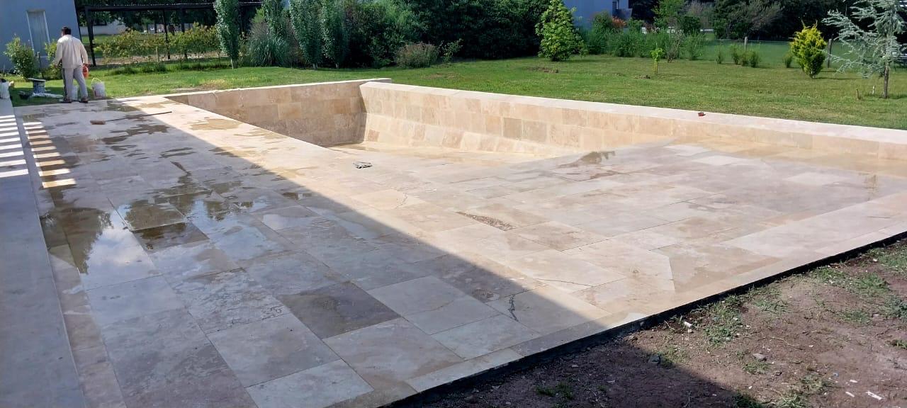 Piscina de hormigón construida por Piscinas CST - Diseño resistente y personalizado