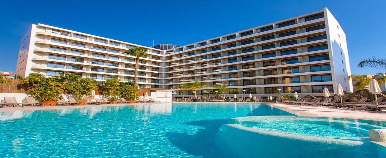 Diseño moderno de piscina con mármol pulido
